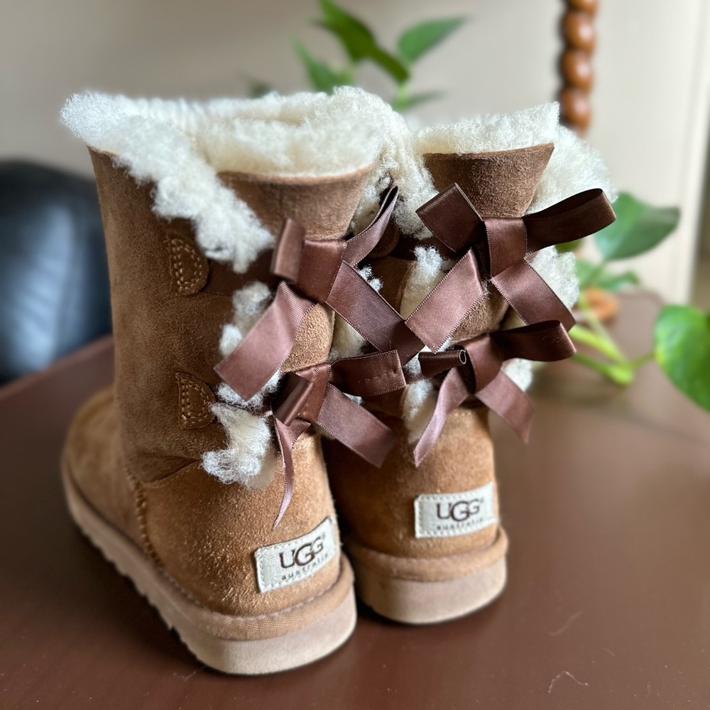 Uggs Bailey Bow II, Women’s 6, Chesnut